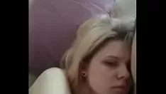 Jouer Une paire russe commence une séance de sexe de soldat commun