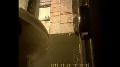 Jouer Coprole dans les toilettes publiques (jupe blanche)