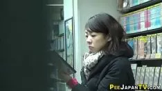 চালান থাম্বিং এশিয়ান একটি পয়সা খরচ