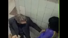تشغيل الجنس الاباحية مع الأنوثة في مقبلات الازرق والملابس الداخلية