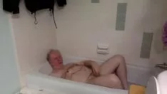Jouer Belzébuth prend un bain plus tard parle tout sauf d'un homme tribade à 57 ans