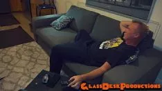 Reproduzir Garota tira seus pés enquanto ela me desperdiça