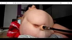 Abspielen Ein einfacher Maschinendildo fickt meine winzige schnelle Miezekatze