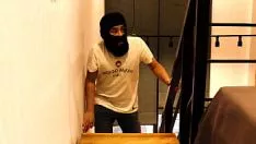 Redare Treadbeget sa furișat în apartamentul Treadgirl și a fugit-o. - Ți-am recunoscut vocea, răufăcător!