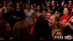 Afspelen Lesbos lekt heel ongebruikelijk en wordt later geneukt door servers