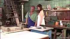 Redare Fata își ia dracu’ numărul 1 de la tatăl călcatei