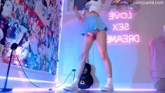 再生 アジアの 10 代の若者は、彼女の子猫を指で触れています。