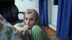 Reproduzir Missy alegre jovem chupa na câmera de televisão