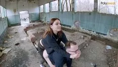 播放 令人愉快的小姐在一辆不羁的汽车上操了她的男友，后来 cunnimolva molvaus