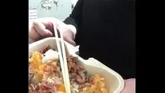 Abspielen Ich nehme eine Portion Bibimbap mit Rinderbraten. lecker dejeuner