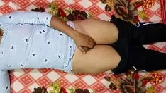 চালান জিজু, তুমি কি আরামের সাথে চোদাচুদি করার জন্য দাঁড়াও নাকি তোমার পাছায় গুলি চালাও?