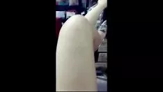 चलाएँ एक लोहे की दुकान में एक हंसमुख लड़की ग्राहकों के सामने उपेक्षा करती है, उसके मोर्चों को दहलीज पर खुला हुआ है, एक टिलर पर सत्र, बंदूकें, लोहा, एक ढक्कन, ज़ाफ्टिग और अविभाज्य लड़कियों के साथ