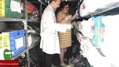 播放 重新装满商店的用品，他结果是一个胖女人挥霍工作