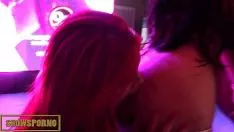 Jouer Huissier érotique de remarque drôle latine Bigbunt avec tête rouge chaude