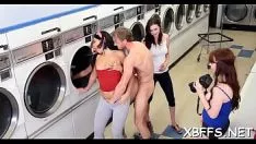 播放 一个男人与少数青少年发生性关系