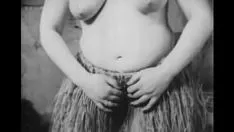 Abspielen Die hawaiianische tanzende Missy mit glatten Haaren und ozeanischem Abgrundsauger