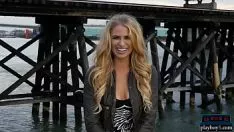 Redare Pilus blond cu ochi de bou albăstrui simulează de la dezinvestirile din Canada