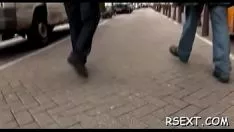 Redare Bebeluș plăcut cu o embolie gazoasă în fund și suge sever pantoful de gingie