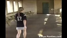 Riproduci Pot si esibisce in una maglietta e una mini partita di calcio