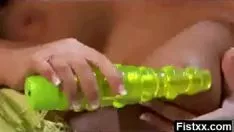 Abspielen Heranwachsender geballter Fisting beim uneingeschränkten Sex