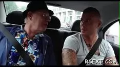 Redare Un tip favorabil își suge pantofii sever de către un floozy din Amsterdam