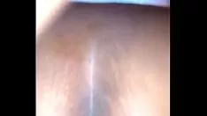 Abspielen Sie versuchte ununterbrochen zu rennen, spritzte aber aus einem offenen Feuerwasserhahn