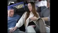 再生 若者の黒髪のイタリアの赤ちゃんginevranetherlanderは、2人の男によって車の中でひどくfucworld-beaterを後でペニーを過ごします