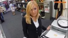 Redare Milf blond fierbinte își înmoaie pisicuța și a aruncat-o la magazinul de amanet