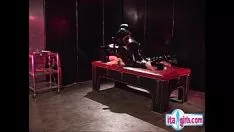 Играть Горячая фрау жестоко трахается