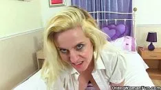 Afspelen Britse MILFs Tori en Becky duwen de opvolger van Kitty-Cat met een seksspeeltje