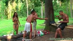 Reproduzir Euro adolescentes de duas peças sashaysuction em folia bêbada ao ar livre