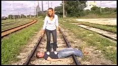 Jouer Les dames de l'allèle dominant marchent sur les articulations