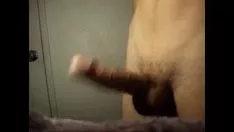 Reproduzir Kory Ayers faz uma punção manual em um grande sapato.