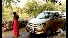 চালান ---ভারতীয় ছোট শহর ভাবী ধোয়া গাড়ি..আনক্লিপড স্কুপ ভিউ} ...মস্টিনেস ভিউ