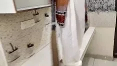 播放 当大家都在家时，丈夫在厨房里操了萨拉，xxx 高清，印地语清晰音频，美丽的热门视频，带有印地语的脏话