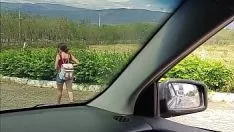 Oynat Yolda yürüyen seksi, sıska bir otostopçu buluyorum ve bir asansör karşılığında onu beceriyorum