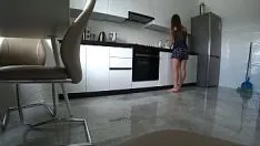 تشغيل زوجة خائنة تخون زوجها في المطبخ وهو خارج المنزل. المحرمات الشرج محلية الصنع