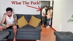再生 寝取られた夫が携帯電話で遊んでいる間、私は彼の親友とセックスしています...