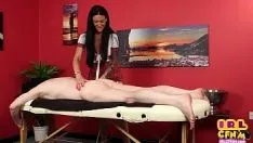 Afspelen Cfnm masseuse milf in universiteitsuniform trekt de lul van een man af