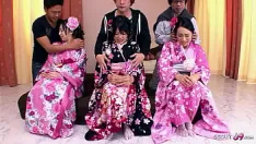 再生 毛深いマンコを持つ3人のかわいいjavティーンとの珍しい日本の乱交パーティー