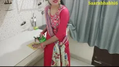 চালান রান্নাঘরে পরিষ্কার করার সময় ভারতীয় গরম বউকে চোদাচুদি পেয়েছিলাম