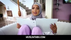 Oynat Muslimtabu - utangaç ve tartışmalı, başörtülü müslüman arap bebek babi yıldızı, arkadaşı donnie rock'ın amerikan geleneklerini öğrenmesine izin vermek istiyor