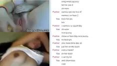 Redare Un cuplu fuge în fața unei camere web și o fată care se masturbează se uită