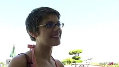 Riproduci La studentessa universitaria dai capelli corti haileey james viene ripresa e scopata da un cazzo mostruoso bianco