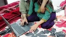 Afspelen Pakistaanse computerleraar geeft les aan zijn mooie leerling bij haar thuis met duidelijke urdu-audio