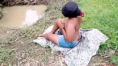 Reproduzir A mami eu a visitei ao lado da água