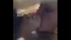 Abspielen Erstaunlicher blowjob und doggystyle, während ihr mann zur arbeit ging