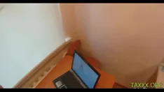 Abspielen Die attraktive jalace genießt es, ihre formen zu schütteln