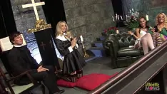 Abspielen Religiöse milfs bieten ihre großen brüste und juckenden fotzen für den gruppensex in der kirche an