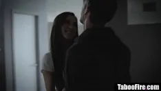 Reproducir Padrastro cambia su mente con el novio de su hijastra para cumplir su perversa fantasía